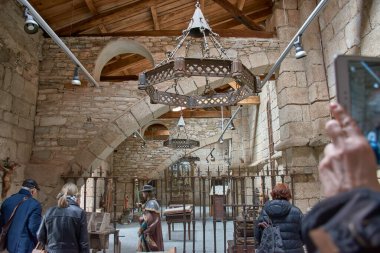 Mondoedo, Lugo, İspanya; 28 Mart 2025: Mondoedo, Galiçya, İspanya 'da Nuestra Seora de la Asuncin Katedrali' nin içi. Çekim, tapınağın mimari ihtişamı ve dini atmosferini gözler önüne seriyor.. 