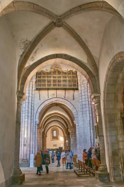 Mondoedo, Lugo, İspanya; 28 Mart 2025: Mondoedo, Galiçya, İspanya 'da Nuestra Seora de la Asuncin Katedrali' nin içi. Çekim, tapınağın mimari ihtişamı ve dini atmosferini gözler önüne seriyor.. 