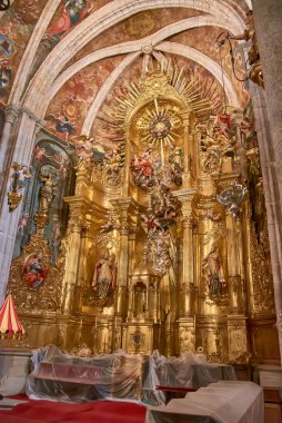 Mondoedo, Lugo, İspanya; 28 Mart 2025: Mondoedo, Galiçya, İspanya 'da Nuestra Seora de la Asuncin Katedrali' nin içi. Çekim, tapınağın mimari ihtişamı ve dini atmosferini gözler önüne seriyor.. 