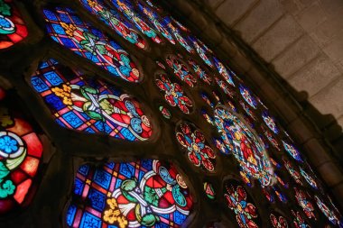 Mondonedo, Lugo, İspanya; 28 Mart 2025: Mondoedo, Galiçya 'daki Nuestra Seora de la Asuncin Katedrali' nin içinden görünen renkli cam pencere..