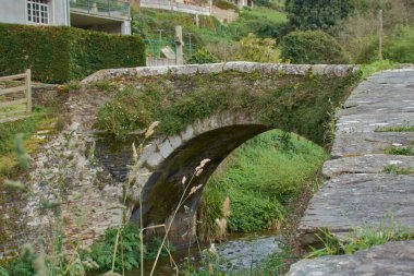 Mondoedo, Lugo 'daki ortaçağ köprüsü Ponte do Pasatempo, taş ustası ve granit küllerle kaplı. Bu antik yapı, Os Muos semtindeki Valiadares nehri boyunca uzanır.. 
