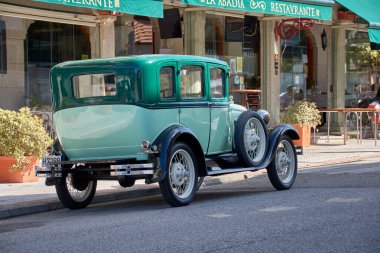 Nigran, Pontevedra, İspanya; 6 Nisan 2025: 1930 'lardan kalma güzel bir eski model araba, Galiçya, Nigrn' de büyüleyici bir caddeye park edilmiştir..