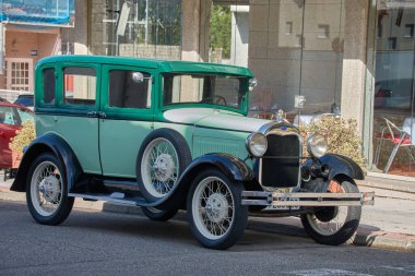 Nigran, Pontevedra, İspanya; 6 Nisan 2025: 1930 'lardan kalma güzel bir eski model araba, Galiçya, Nigrn' de büyüleyici bir caddeye park edilmiştir..