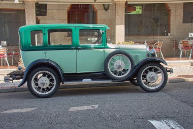 Nigran, Pontevedra, İspanya; 6 Nisan 2025: 1930 'lardan kalma güzel bir eski model araba, Galiçya, Nigrn' de büyüleyici bir caddeye park edilmiştir..