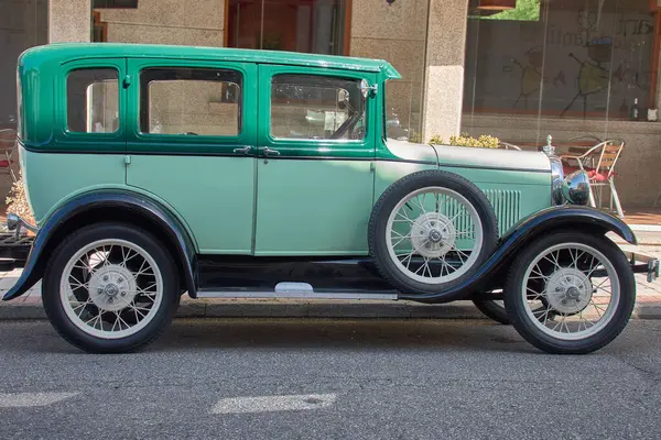 Nigran, Pontevedra, İspanya; 6 Nisan 2025: 1930 'lardan kalma güzel bir eski model araba, Galiçya, Nigrn' de büyüleyici bir caddeye park edilmiştir..