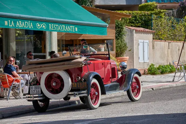Nigran, Pontevedra, İspanya; 6 Nisan 2025: 1920 'lerin sonlarından kalma canlı kırmızı bir Ford Phaeton, Galiçya' nın Nigrn kentinde güneşli bir caddeye park edilmiştir.. 