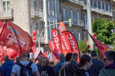 Vigo, Pontevedra, İspanya, 1 Mayıs 2025, 1 Mayıs İşçi Bayramı gösterileri sırasında İspanya 'nın Vigo kentinin sokaklarını kırmızı bayraklar ve pankartlar doldurdu. Uluslararası İşçi Bayramı 'nı kutlamak için toplanan insanlar dayanışma ve işçi hakları talep ediyorlar.. 