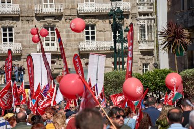 Vigo, Pontevedra, İspanya, 1 Mayıs 2025, 1 Mayıs İşçi Bayramı gösterileri sırasında İspanya 'nın Vigo kentinin sokaklarını kırmızı bayraklar ve pankartlar doldurdu. Uluslararası İşçi Bayramı 'nı kutlamak için toplanan insanlar dayanışma ve işçi hakları talep ediyorlar.. 