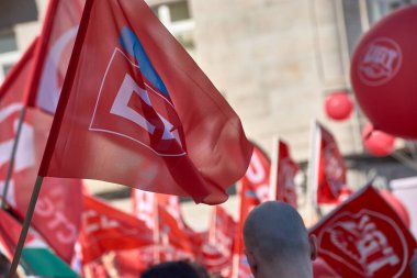 Vigo, Pontevedra, İspanya, 1 Mayıs 2025, 1 Mayıs İşçi Bayramı gösterileri sırasında İspanya 'nın Vigo kentinin sokaklarını kırmızı bayraklar ve pankartlar doldurdu. Uluslararası İşçi Bayramı 'nı kutlamak için toplanan insanlar dayanışma ve işçi hakları talep ediyorlar.. 