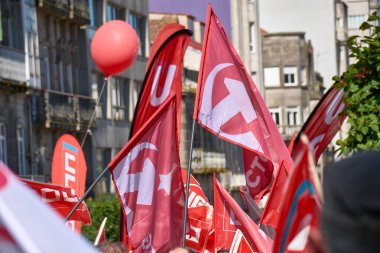 Vigo, Pontevedra, İspanya, 1 Mayıs 2025, 1 Mayıs İşçi Bayramı gösterileri sırasında İspanya 'nın Vigo kentinin sokaklarını kırmızı bayraklar ve pankartlar doldurdu. Uluslararası İşçi Bayramı 'nı kutlamak için toplanan insanlar dayanışma ve işçi hakları talep ediyorlar.. 