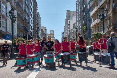 Vigo, Pontevedra, İspanya, 1 Mayıs 2025, Perküsyon grubu Aperta Asociacin de Percusionistas de San Andrs de Comesaa 1 Mayıs 'ta İspanya' nın Vigo kentinde düzenlenen gösteride sahne aldı.. 