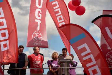 Vigo, Pontevedra, İspanya, 1 Mayıs 2025, büyük İspanyol sendikaları, CCOO ve UGT liderleri, 1 Mayıs Uluslararası İşçi Günü gösterisinden sonra Vigo 'da toplanan kalabalığa seslendiler.. 