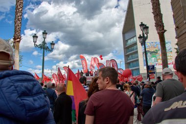 Vigo, Pontevedra, İspanya, 1 Mayıs 2025, büyük İspanyol sendikaları, CCOO ve UGT liderleri, 1 Mayıs Uluslararası İşçi Günü gösterisinden sonra Vigo 'da toplanan kalabalığa seslendiler.. 