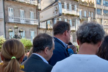 Vigo, Pontevedra, İspanya, 1 Mayıs 2025, Sosyalist liderler Abel Caballero ve Jos Ramn Gomez Besteiro, İspanya 'nın Vigo kentinde düzenlenen 1 Mayıs Uluslararası İşçi Bayramı gösterisinde kalabalığın arasında görülüyor. T