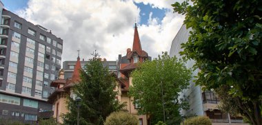 El Pilar, İspanya 'nın Vigo şehrinde Lpez Mora Caddesi üzerinde bulunan tarihi bir dağ evi. Mimar Jos Franco Montes tarafından İndiano Camilo Teijeiro Martn için 1913 'te tasarlanan bina, dik kırmızı kiremitli çatılar ve dekoratif kuleler içeriyor.. 