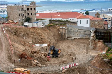 Vigo, Pontevedra, İspanya, 1 Mayıs 2025 'te İspanya' nın Vigo kentindeki önemli bir kentsel kalkınma projesi olan Barrio del Cura 'da kazı çalışmaları başladı. Bu görüntü, ağır makineleri ve açıkta kalan toprak katmanlarıyla derin bir inşaat alanını gösteriyor.