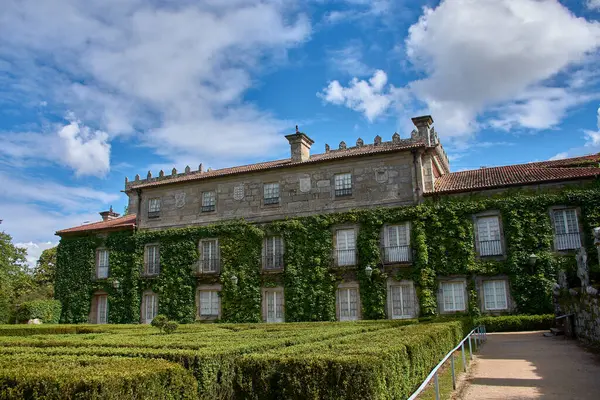 Bu görüntü, Vigo 'daki Castrelos Park' ta bulunan Pazo Quiones de Len 'in arka cephesini gösteriyor.. 