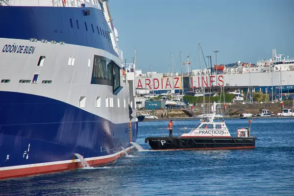 Vigo, Pontevedra, İspanya; 6 Mayıs 2025; Vigo haliçinin mavi sularında 