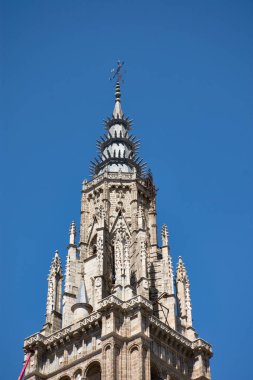 Toledo Katedrali 'nin şaşaalı, göz alıcı Gotik kulesi kusursuz mavi gökyüzüne karşı görkemli bir şekilde yükseliyor.. 