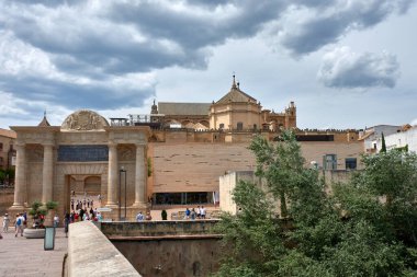 Cordoba, İspanya; 22 Mayıs 2025: Tarihi mimarinin kentsel manzarayla harmanlandığı Roma Köprüsü 'nden alınan Crdoba Camii-Katedrali' nin gündüz görüntüsü. 