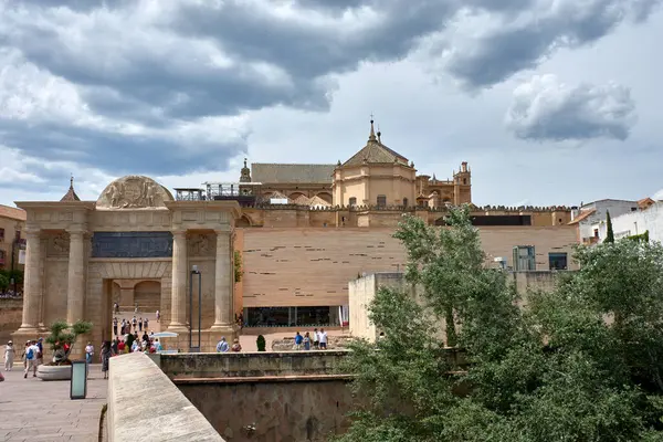 Cordoba, İspanya; 22 Mayıs 2025: Tarihi mimarinin kentsel manzarayla harmanlandığı Roma Köprüsü 'nden alınan Crdoba Camii-Katedrali' nin gündüz görüntüsü. 