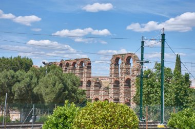 Roma mühendisliğinin mücevheri Su kemeri 'nin heybetli taş ve tuğla sütunları Merida şehrindeki yeşil çimen örtüsünün üzerinde yükselir.. 
