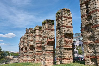 Roma mühendisliğinin mücevheri Su kemeri 'nin heybetli taş ve tuğla sütunları Merida şehrindeki yeşil çimen örtüsünün üzerinde yükselir.. 