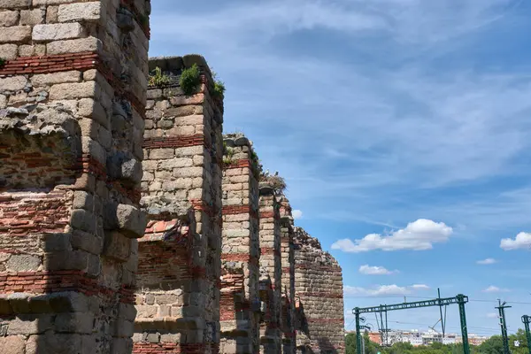 Roma mühendisliğinin mücevheri Su kemeri 'nin heybetli taş ve tuğla sütunları Merida şehrindeki yeşil çimen örtüsünün üzerinde yükselir.. 