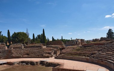Mrida 'daki Roma amfitiyatrosunun görkemli harabeleri gladyatör dövüşlerine ve antik gösterilere tanıklık ediyor.