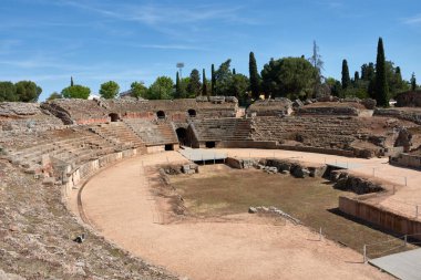 Mrida 'daki Roma amfitiyatrosunun görkemli harabeleri gladyatör dövüşlerine ve antik gösterilere tanıklık ediyor.