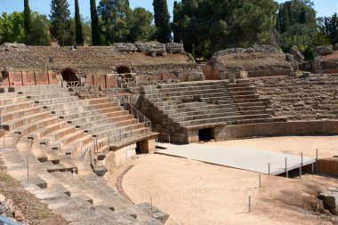 Mrida 'daki Roma amfitiyatrosunun görkemli harabeleri gladyatör dövüşlerine ve antik gösterilere tanıklık ediyor.