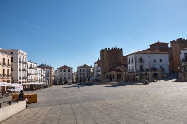 Caceres, İspanya; 21 Mayıs 2025: Caceres Plaza Belediye Başkanı, arka planda heybetli Bujaco Kulesi ve geleneksel mimari ile çevrili, net bir ışık altında sunuldu.