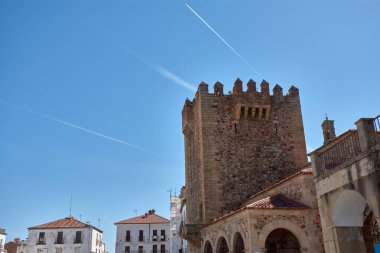 Bujaco Kulesi Caceres Plaza de Armas 'ın üzerinde 12. yüzyıl Moorish masonluğu ve tarihi ve şehir arasındaki zıtlığı vurgulayan açık bir gökyüzü ile yükselmektedir.
