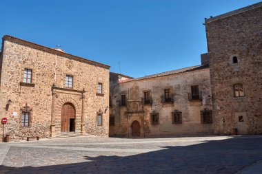 Episcopal Sarayı, muhteşem Rönesans maskaralığıyla, Caceres 'teki Plaza de Santa Maria' ya hükmediyor, yarı dairesel kemerli dubası ve çift sıra küllerini sergiliyor.. 