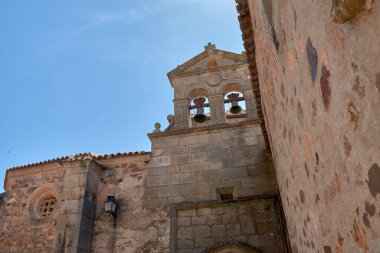 Görüntüler Caceres 'in eski kasabasının sokak mimarisinin özünü yakalıyor, heybetli taş kuleleri ve canlı mavi gökyüzünün altında yükselen tarihi cepheleri gösteriyor.. 