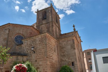 Görüntüler Caceres 'in eski kasabasının sokak mimarisinin özünü yakalıyor, heybetli taş kuleleri ve canlı mavi gökyüzünün altında yükselen tarihi cepheleri gösteriyor.. 