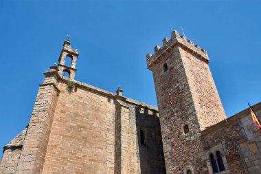 Görüntüler Caceres 'in eski kasabasının sokak mimarisinin özünü yakalıyor, heybetli taş kuleleri ve canlı mavi gökyüzünün altında yükselen tarihi cepheleri gösteriyor.. 