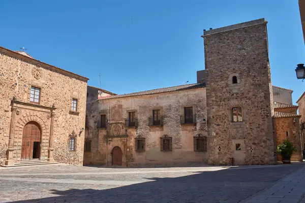 Episcopal Sarayı, muhteşem Rönesans maskaralığıyla, Caceres 'teki Plaza de Santa Maria' ya hükmediyor, yarı dairesel kemerli dubası ve çift sıra küllerini sergiliyor.. 