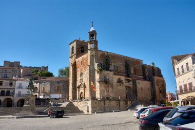 Trujillo, Extremadura, İspanya; 20 Mayıs 2025: San Martn 'ın etkileyici kilisesi, Gotik ve Rönesans unsurlarının karışımıyla, Trujillo' nun ana meydanının bir ucunda, güneş ışığıyla yıkanmış, görkemli bir şekilde duruyor..