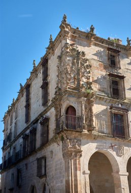 Muazzam Fetih Sarayı, aynı zamanda Silah Evi olarak da bilinir, Trujillo 'nun ana meydanında görkemli bir şekilde duruyor, zengin Rönesans tarzı maskaralığını süslü detaylar ve ayrıntılı işlenmiş demir balkonlarla sergiliyor.. 