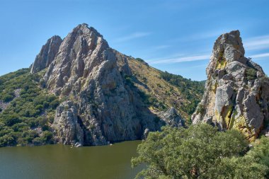 Salto del Gitano olarak bilinen etkileyici kaya oluşumları, Monfrague Ulusal Parkı 'ndaki muhtemelen Tagus nehrinin sularından görkemli bir şekilde yükselir.. 