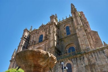 Santa Maria de Plasencia Katedrali 'nin etkileyici cephesi açık mavi gökyüzü altında görkemli bir şekilde yükselir ve taş mimarisinde Gotik ve Rönesans' ın zengin bir bileşimini gözler önüne serer.. 