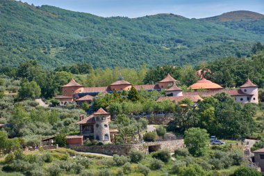 Hervs, Extremadura 'daki Motosiklet ve Klasik Araba Müzesi, Bjar Dağları' nın manzarasıyla bütünleşti..