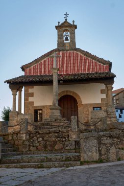 Candelario, Salamanca 'da Cristo del Refugio' nun inzivası, taş bir cephe, geleneksel çatı ve girişte bir haç, tipik köy evleriyle çevrili..
