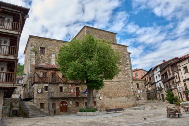 Mogarraz, Salamanca 'daki tarihi ara sokak, ön cephelerindeki sakinlerin portreleriyle süslenerek, kentin benzersiz kimliğini yansıtıyor.