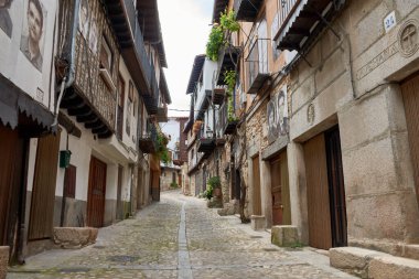 Mogarraz, Salamanca 'daki tarihi ara sokak, ön cephelerindeki sakinlerin portreleriyle süslenerek, kentin benzersiz kimliğini yansıtıyor.