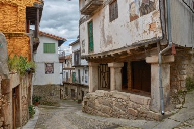 Mogarraz, Salamanca 'daki tarihi ara sokak, ön cephelerindeki sakinlerin portreleriyle süslenerek, kentin benzersiz kimliğini yansıtıyor.