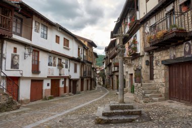 Mogarraz, Salamanca 'daki tarihi ara sokak, ön cephelerindeki sakinlerin portreleriyle süslenerek, kentin benzersiz kimliğini yansıtıyor.