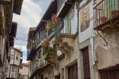 Mogarraz, Salamanca 'daki tarihi ara sokak, ön cephelerindeki sakinlerin portreleriyle süslenerek, kentin benzersiz kimliğini yansıtıyor.