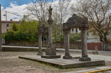 La Alberca 'da balkonları ve pencereleri saksı ve çiçeklerle süslenmiş geleneksel taş ve yarı keresteli evlerle çevrili kaldırımlı bir sokak. Kompozisyon, İspanya 'nın ilk tarihi-sanatsal mekanının kırsal cazibesini ve tarihini vurguluyor.